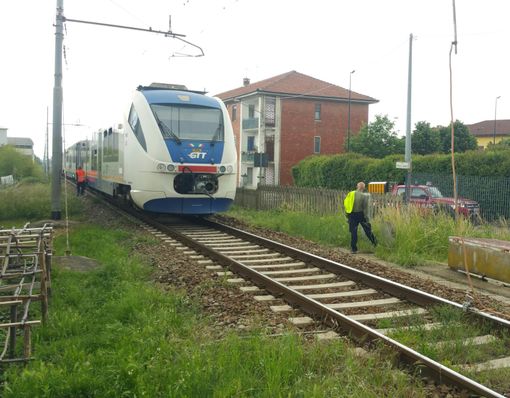 Camion trancia i cavi elettrici del treno e il convoglio rimane bloccato alle porte di Ciriè