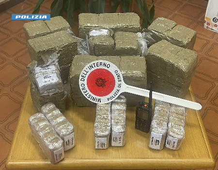 L'uomo è stato intercettato dai poliziotti a Madonna di Campagna mentre caricava la droga L'uomo è stato intercettato dai poliziotti a Madonna di Campagna mentre caricava la droga