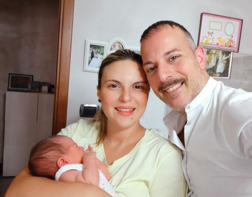 A ricevere il regalo la figlia di Luca Cuteri, sportellista nell’ufficio di Nichelino Centro