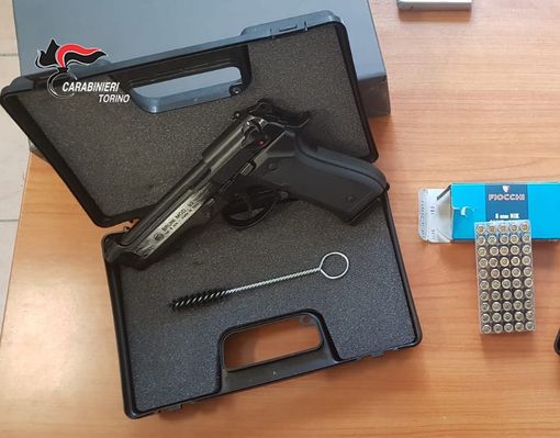 Promettevano di riscattare i debiti e poi minacciavano i clienti: arrestati a Torino per estorsione