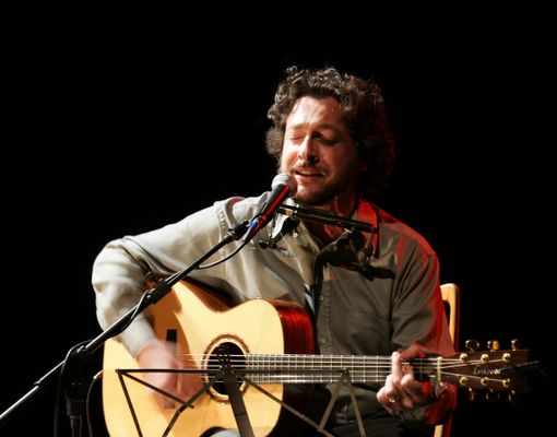 Carlo Pestelli al FolkClub: &quot;Di nuovo nel tempio della musica: canto l'ironia del precariato moderno&quot;
