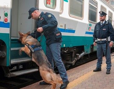 Super lavoro per la polizia ferroviaria nel periodo di Natale: 4.700 persone identificate, 22 denunciati Super lavoro per la polizia ferroviaria nel periodo di Natale: 4.700 persone identificate, 22 denunciati