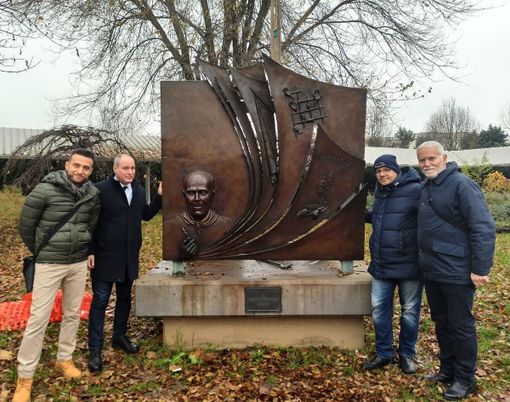 Collegno, dopo un lungo restauro il monumento di Sandro Pertini torna al suo posto Collegno, dopo un lungo restauro il monumento di Sandro Pertini torna al suo posto