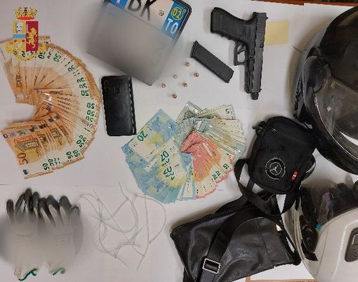 Arrestati due rapinatori: avevano appena commesso un colpo in un ufficio postale del centro Arrestati due rapinatori: avevano appena commesso un colpo in un ufficio postale del centro