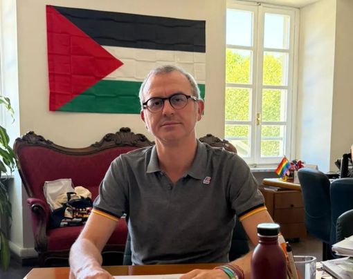 Bandiera della Palestina nell'ufficio dell'assessore, ma c'è chi lo attacca: "Mai fregato niente di altre guerre"