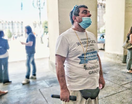 Ex Embraco: tensioni tra lavoratori e sindacalisti sotto la prefettura. Todde assicura: &quot;Cassa integrazione subito&quot; [FOTO e VIDEO]
