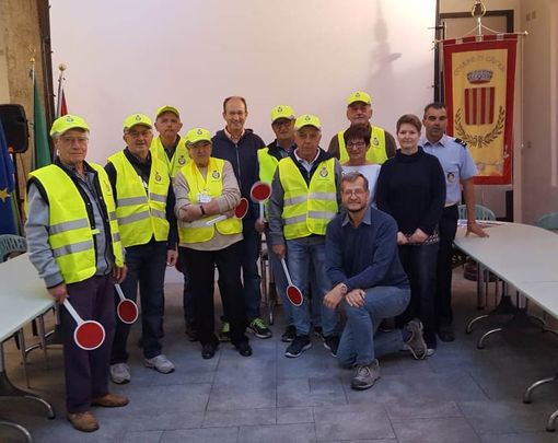 I nonni vigile a Cavour con la paletta e... «lo stemma dei buoni» I nonni vigile a Cavour con la paletta e... «lo stemma dei buoni»