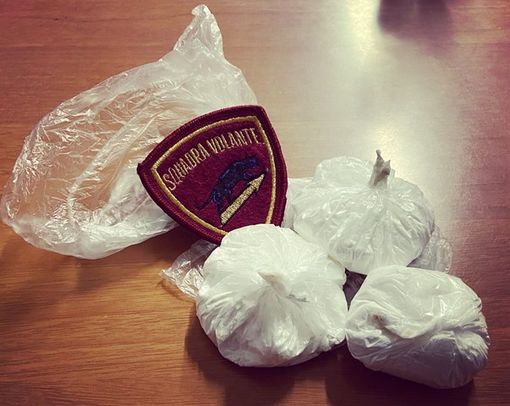 Finge di non sentire l'alt della polizia: nascondeva 80 grammi di cocaina