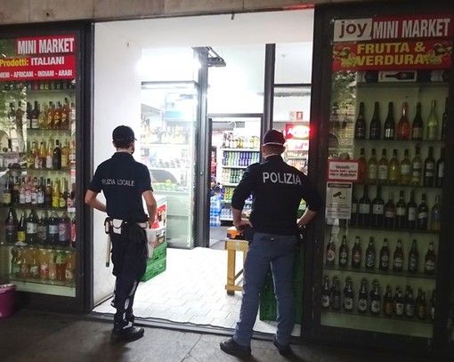 Controlli in un mini market - immagine d'archivio Controlli in un mini market - immagine d'archivio