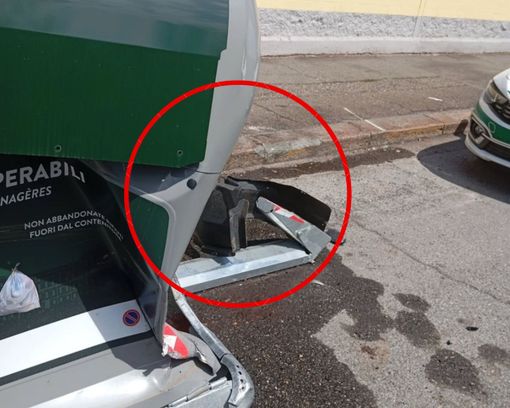 Nell'incidente l'auto ha perso il paraurti