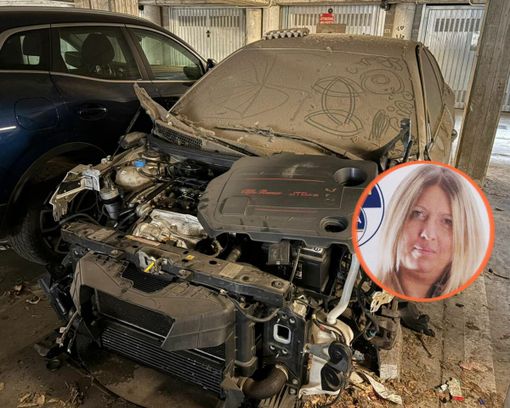 Le auto abbandonate di via Como (nel tondo, la consigliera Marino) Le auto abbandonate di via Como (nel tondo, la consigliera Marino)