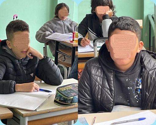 Ragazzi in classe con giubbotti pesanti