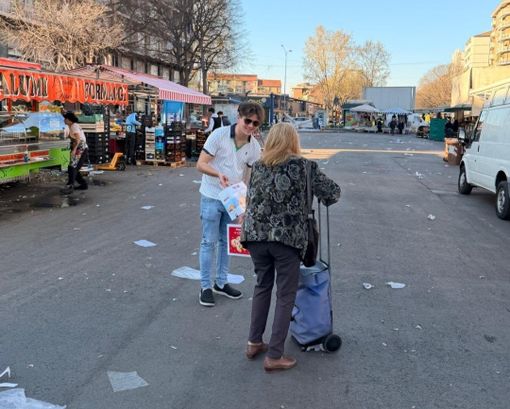 Al mercato di corso Brunelleschi donate colombe alle persone in difficoltà Al mercato di corso Brunelleschi donate colombe alle persone in difficoltà