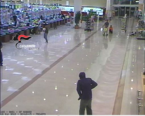 Armi puntate contro donne e bambini: presa la banda di rapinatori dei supermercati del torinese