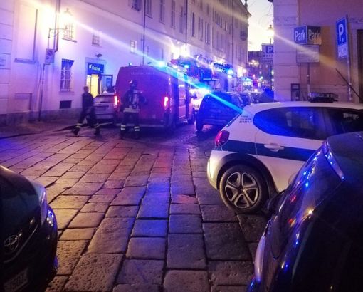 Paura in una palazzina di via Des Ambrois: una cantina va in fiamme e il fumo raggiunge l'androne e le scale