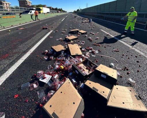 Camion perde il suo carico di frutta, tra Rivoli e Collegno: code lunghissime in tangenziale Camion perde il suo carico di frutta, tra Rivoli e Collegno: code lunghissime in tangenziale