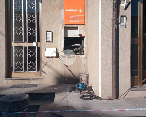 La foto dello sportello al civico 37 fatto esplodere La foto dello sportello al civico 37 fatto esplodere