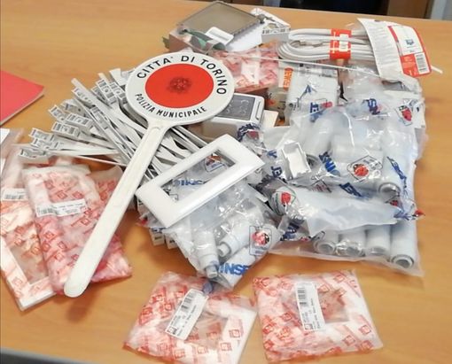 Vendita abusiva di alimenti a Porta Palazzo: multa da oltre 5mila euro per due ambulanti Vendita abusiva di alimenti a Porta Palazzo: multa da oltre 5mila euro per due ambulanti