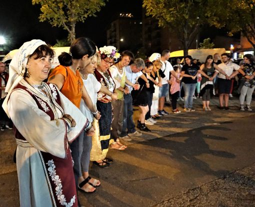 Il messaggio universale del Sirtaki, la danza &quot;democratica&quot; che porta le tradizioni della Grecia a Torino [VIDEO]