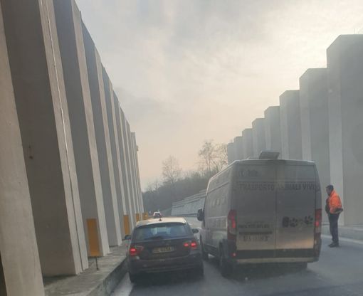 Mezzo in panne sulla Torino-Aosta, traffico rallentato all'altezza di Ivrea Mezzo in panne sulla Torino-Aosta, traffico rallentato all'altezza di Ivrea