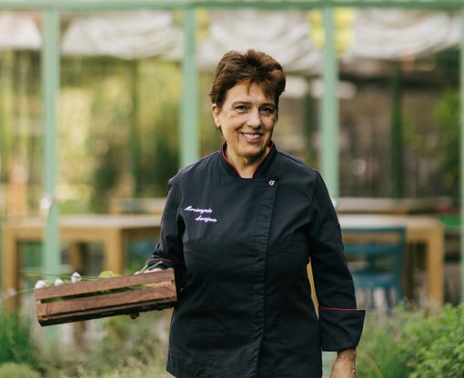 Mariangela Susigan, la chef stellata che raccoglie le erbe in montagna