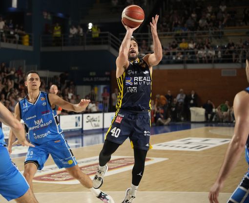 giocatori di basket in azione