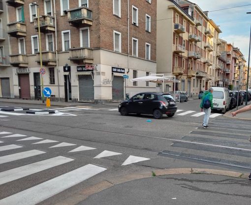 Una immagine di 'strisce pedonali fantasma' in via Nicola Fabrizi