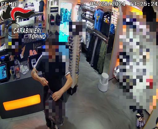 Fingendosi un operaio che aveva bisogno di una scala, ha chiuso la donna in cantina e le ha sottratto la carta e altri soldi