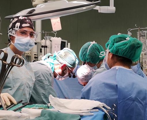 trapianto con medici all'opera trapianto con medici all'opera