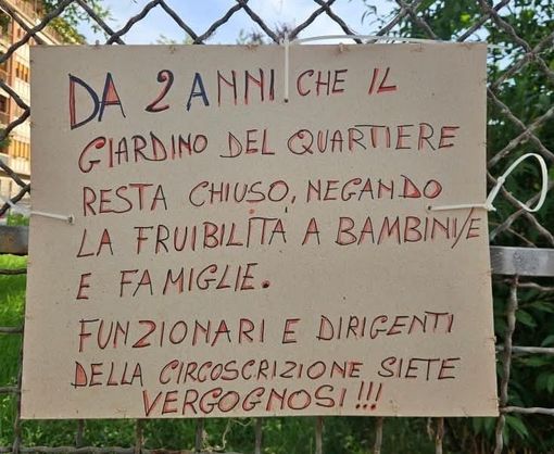 Protesta delle famiglie davanti ai giardini chiusi: “Vergognoso lasciarli così da due anni” Protesta delle famiglie davanti ai giardini chiusi: “Vergognoso lasciarli così da due anni”