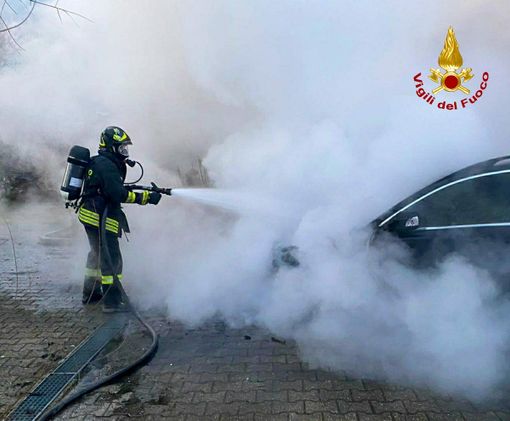 vvff spengono un incendio con gli idranti vvff spengono un incendio con gli idranti