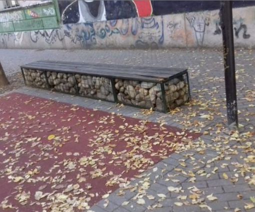 Degrado in via Balbo, Magliano dei Moderati: &quot;Rimuoviamo la moquette e i sassi nelle panchine&quot;