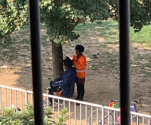 L'ennesimo parrucchiere abusivo fotografato da una residente L'ennesimo parrucchiere abusivo fotografato da una residente