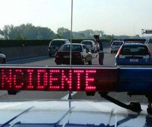Auto e camioncino si urtano in tangenziale: vettura ribaltata e traffico rallentato