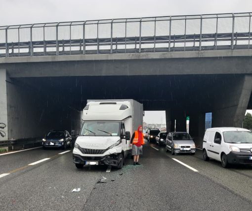 Incidente in tangenziale: tre veicoli coinvolti e tre feriti, lunghe code
