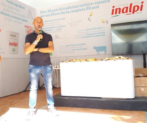 persona che parla da un palco