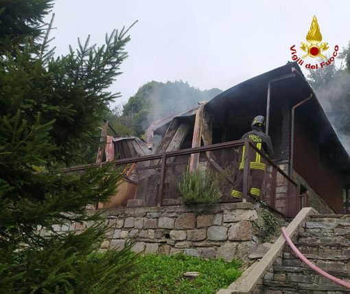 Incendio in una baita a Rubiana: il tetto completamente distrutto