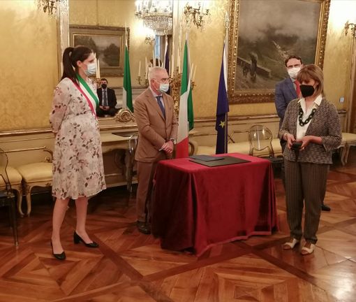 cerimonia di consegna con persone in piedi