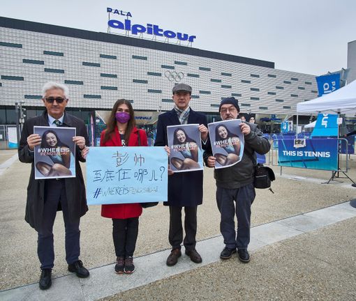 Flashmob radicale di fronte al Pala Alpitour per la tennista cinese scomparsa Peng Shuai