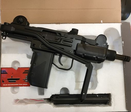 Nascondeva materiale pirotecnico e armi soft air: denunciato il titolare di una tabaccheria Nascondeva materiale pirotecnico e armi soft air: denunciato il titolare di una tabaccheria