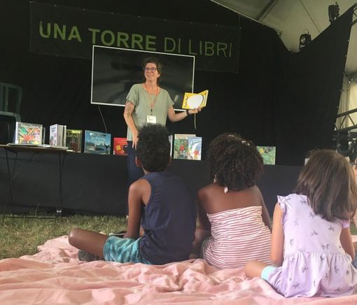 Alessandra Quaglia durante l’iniziativa Una Torre di libricini Alessandra Quaglia durante l’iniziativa Una Torre di libricini
