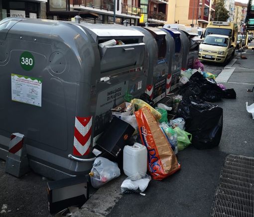 Ecoisole con rifiuti depositati fuori