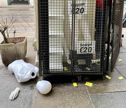 vetrina sfondata vetrina sfondata