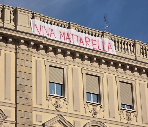 Scontro tra Meloni ed il Presidente. In piazza San Carlo striscione "Viva Mattarella"