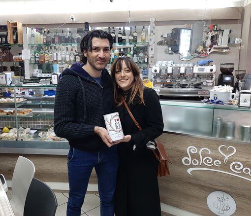 Andrea Camillò e Alice Zuccarello con il salvadanaio