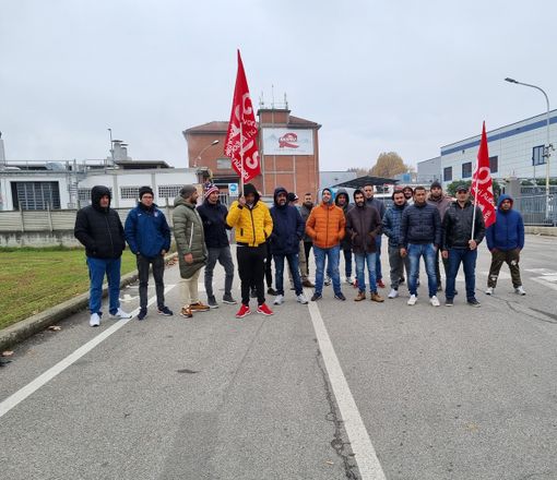 Sciopero davanti alla Raspini Sciopero davanti alla Raspini