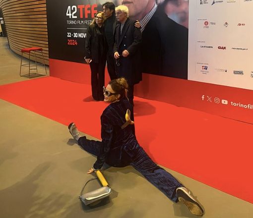 Naike Rivelli “show”: look total banana dedicato a Maurizio Cattelan Naike Rivelli “show”: look total banana dedicato a Maurizio Cattelan