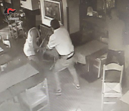 Ex coniugi si affrontano in un bar di Lanzo: quattro denunce Ex coniugi si affrontano in un bar di Lanzo: quattro denunce