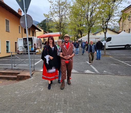 La Frutasera Sabrina Dovis con il Frutasè e la vicesindaco Marina Ferrero