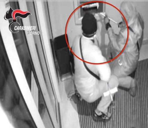 Presi i "nonni rapinatori": assaltavano bancomat tra Torino e Cuneo Presi i "nonni rapinatori": assaltavano bancomat tra Torino e Cuneo